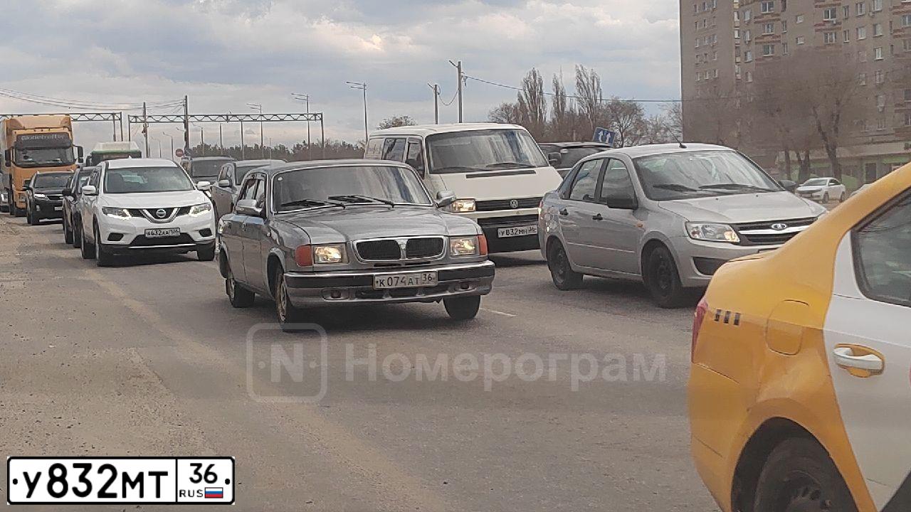 Фото автомобиля TOYOTA RAV4, 2003 — госномер В422НА142. Цвет: СЕРЫЙ