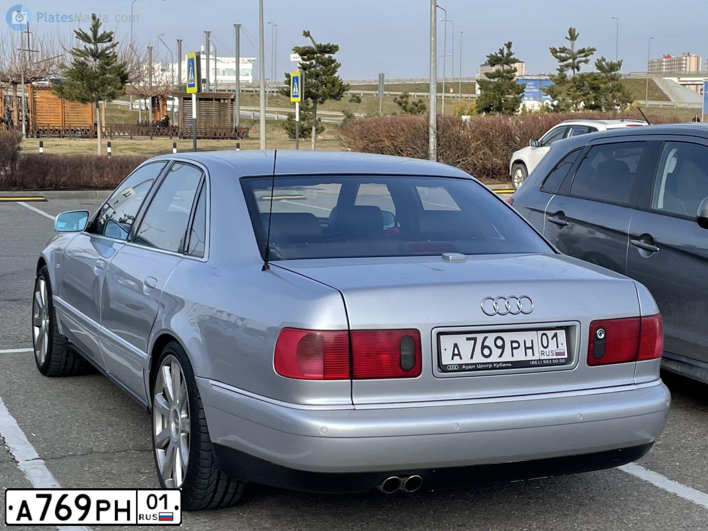 Фото автомобиля AUDI S8, 2001 — госномер Е048ХК125. Цвет: СЕРЕБРИСТЫЙ