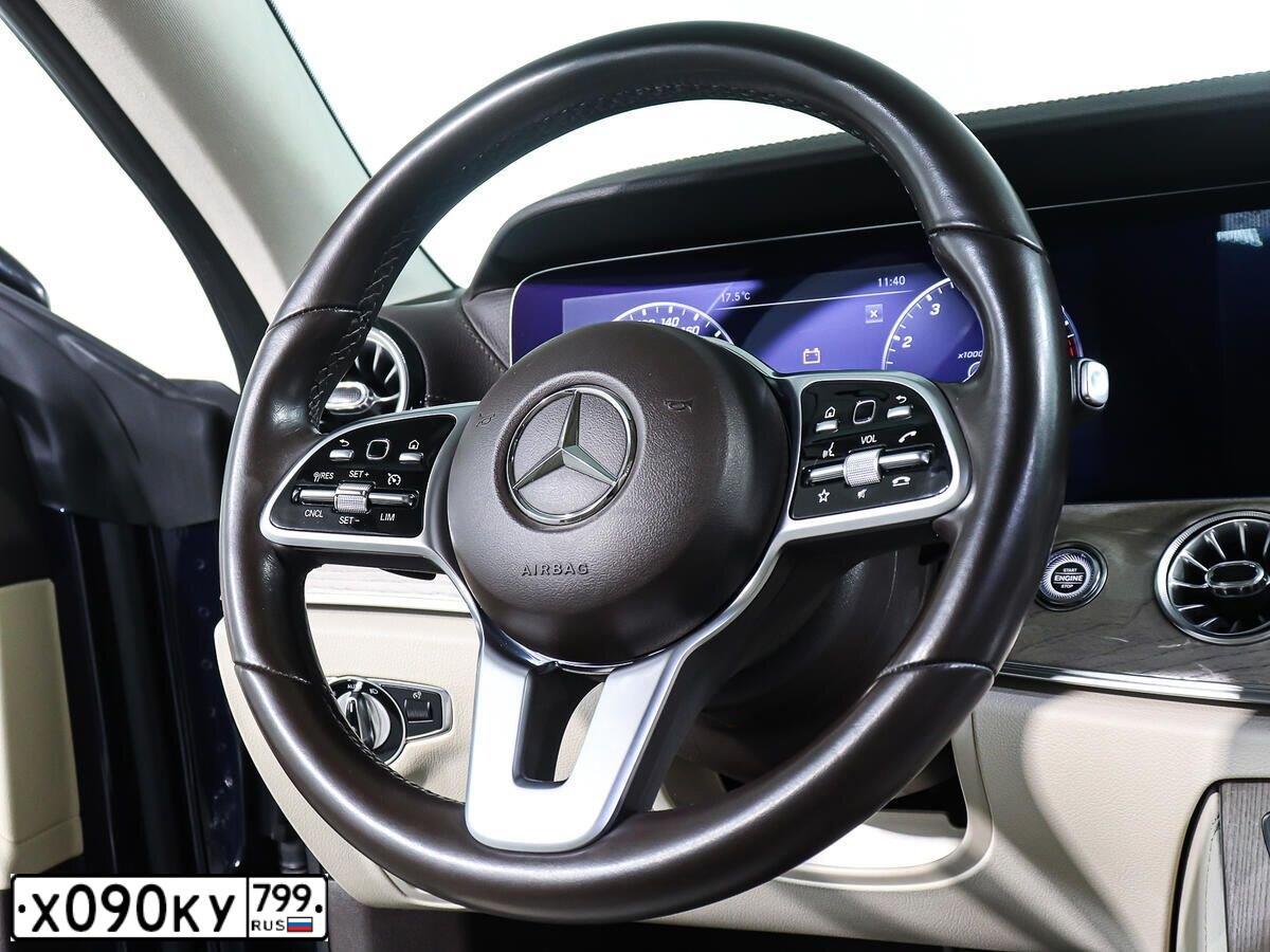 Фото автомобиля MERCEDES E-KLASSE, 2018 — госномер Х090КУ799. Цвет: синий