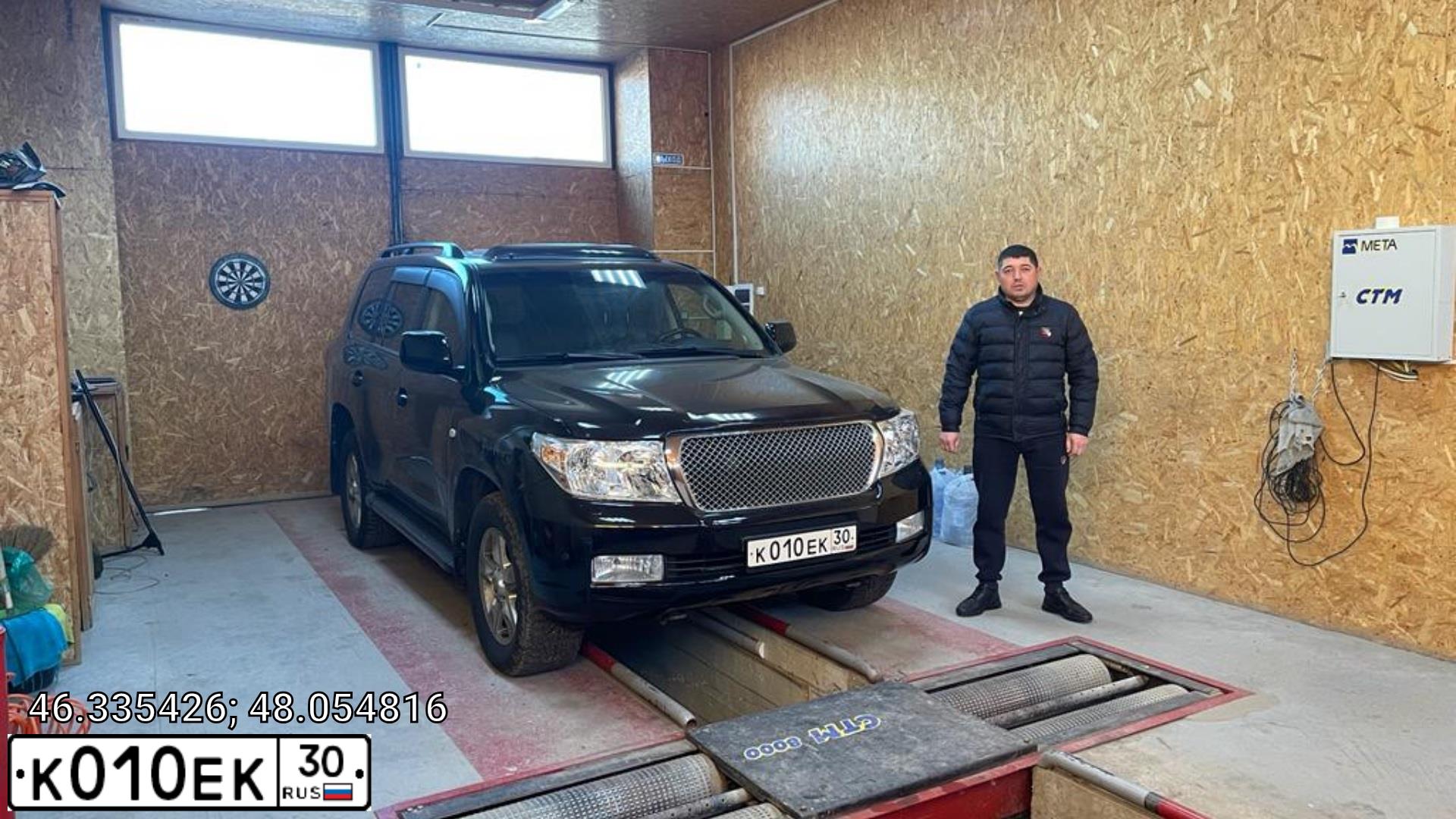Фото автомобиля VOLKSWAGEN TOUAREG, 2007 — госномер К010ЕК30. Цвет: СЕРЫЙ