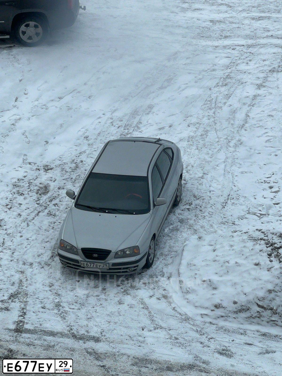 Фото автомобиля HYUNDAI ELANTRA, 2006 — госномер Е677ЕУ29. Цвет: Серебристый