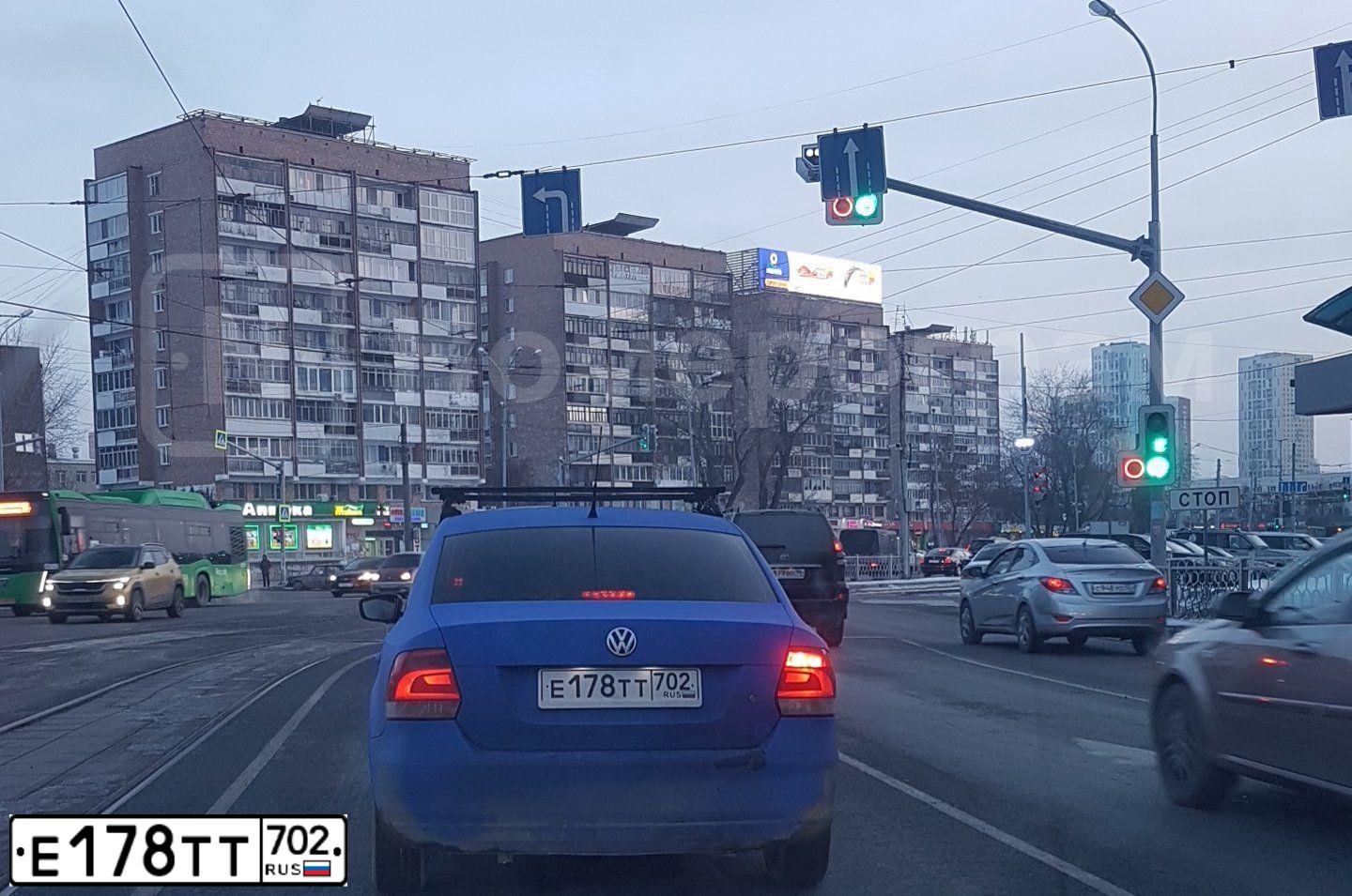 Фото автомобиля VOLKSWAGEN POLO, 2012 — госномер Е178ТТ702. Цвет: синий