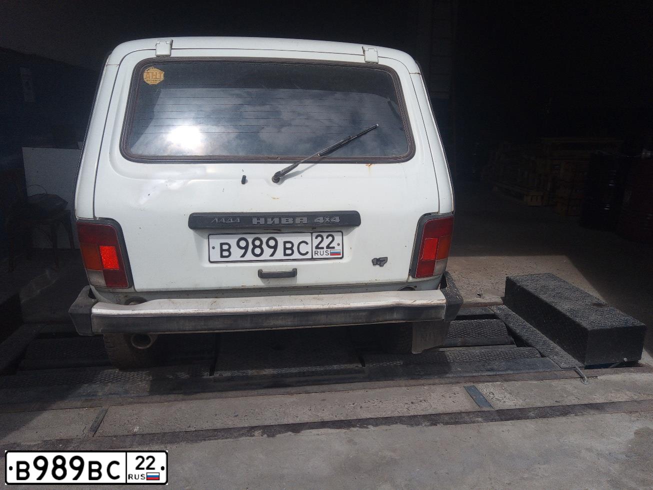 Фото автомобиля LADA 2121 NIVA, 1997 — госномер В989ВС22. Цвет: Белый