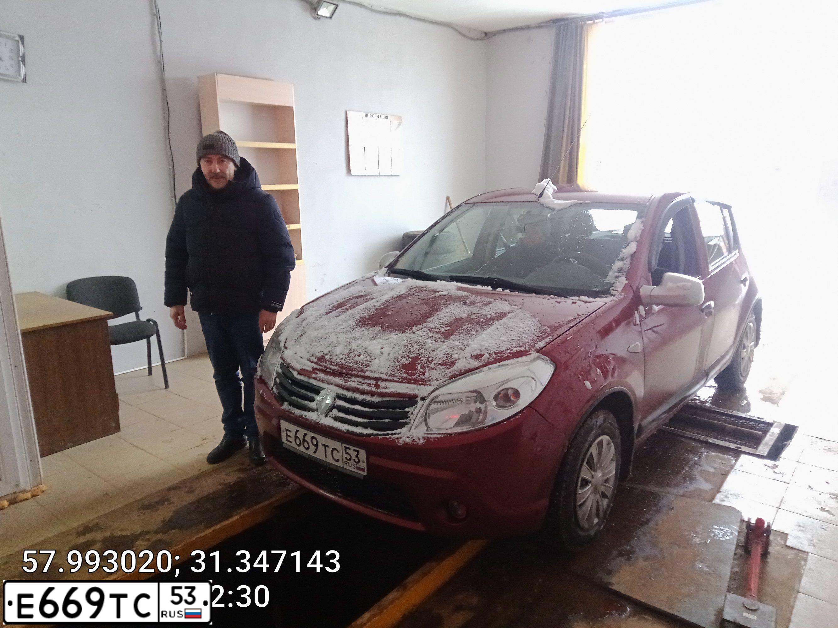 Фото автомобиля RENAULT SANDERO, 2011 — госномер Е675ВТ178. Цвет: Красный