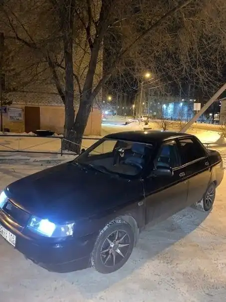 Фото автомобиля LADA 2110 LADA, 2006 — госномер К010ЕТ702. Цвет: ЧЕРНЫЙ