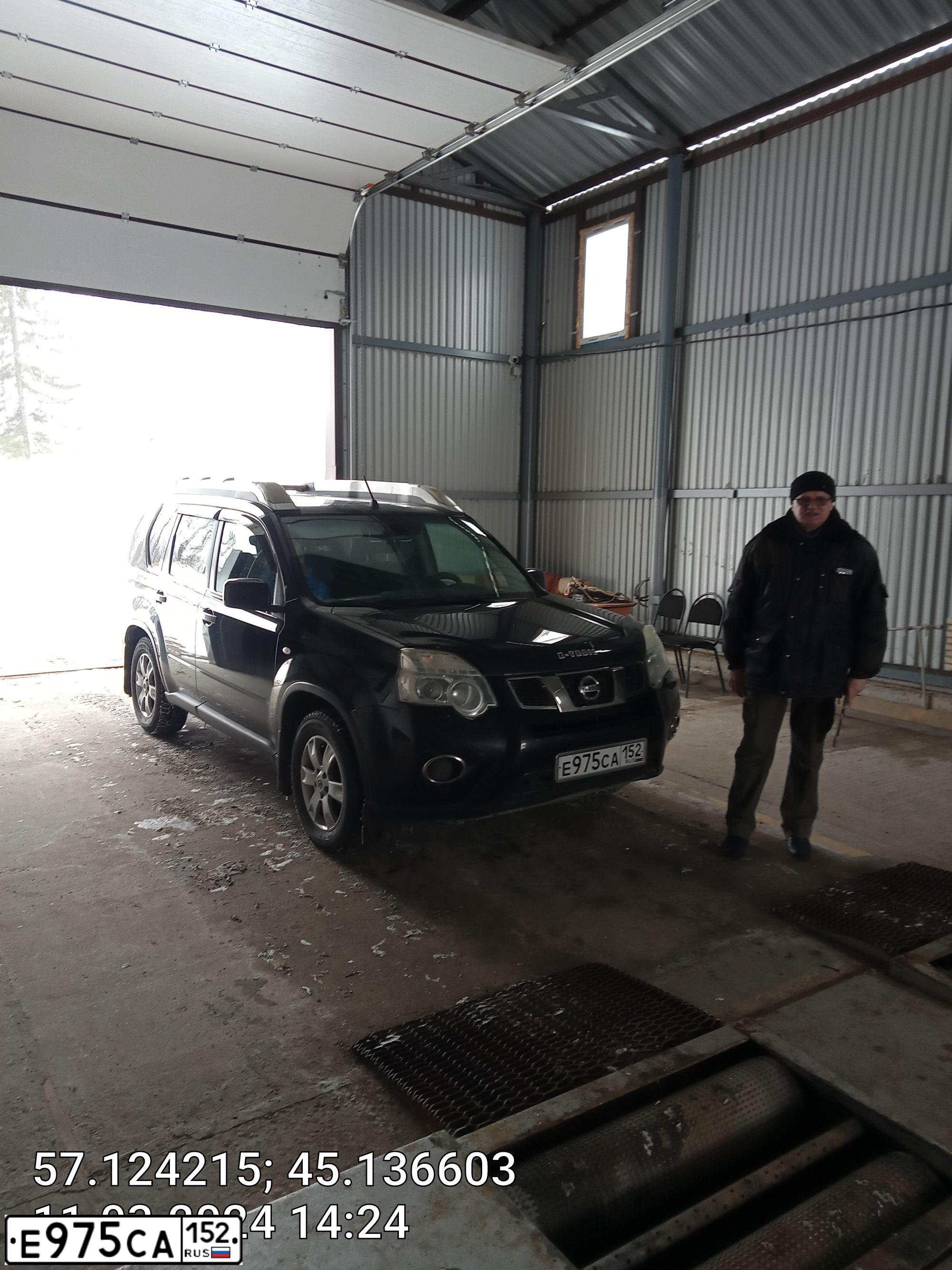 Фото автомобиля NISSAN X-TRAIL, 2011 — госномер Е975СА152. Цвет: ЧЕРНЫЙ