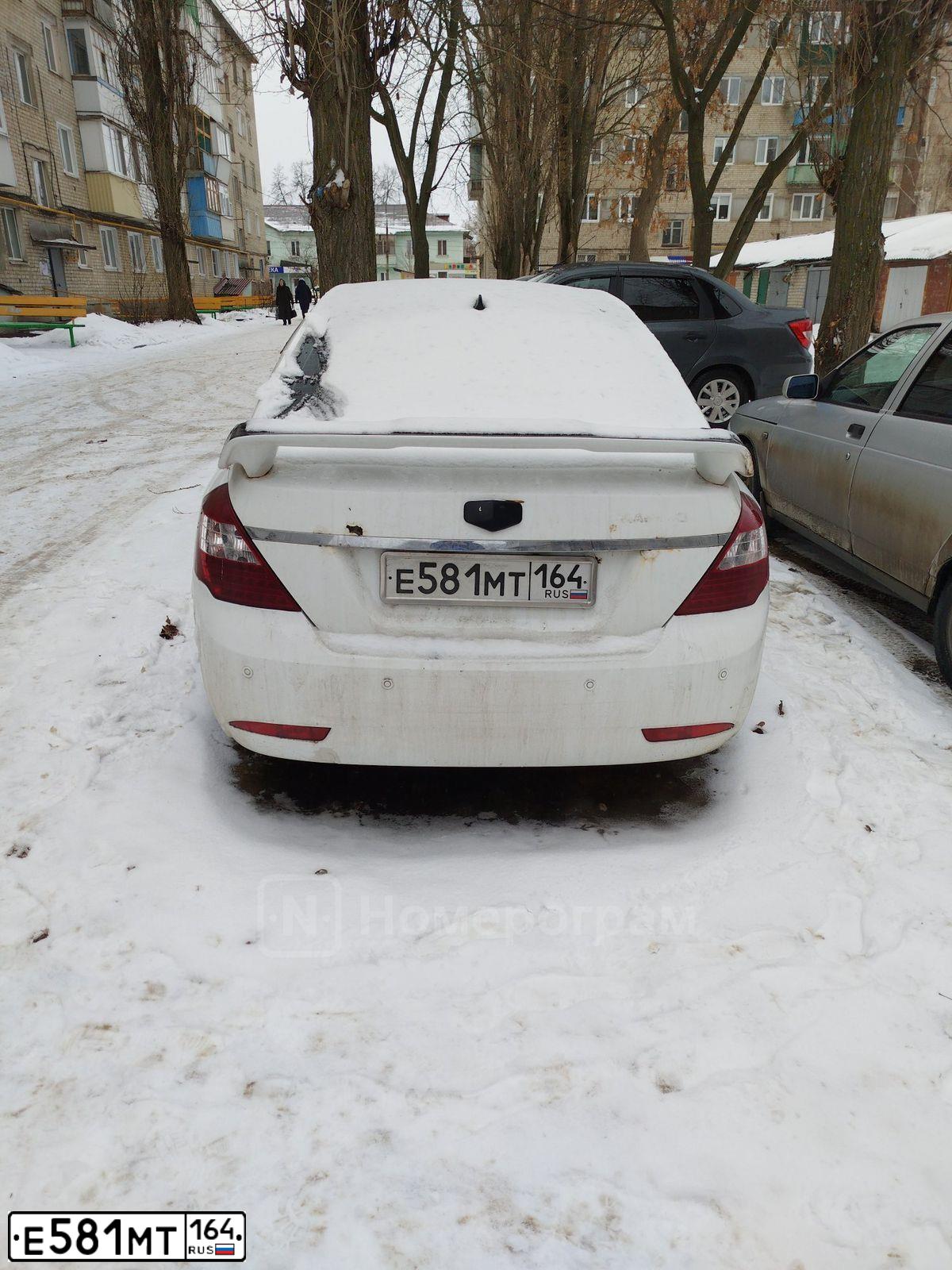 Фото автомобиля GEELY EMGRAND, 2013 — госномер Т007УУ64. Цвет: Белый
