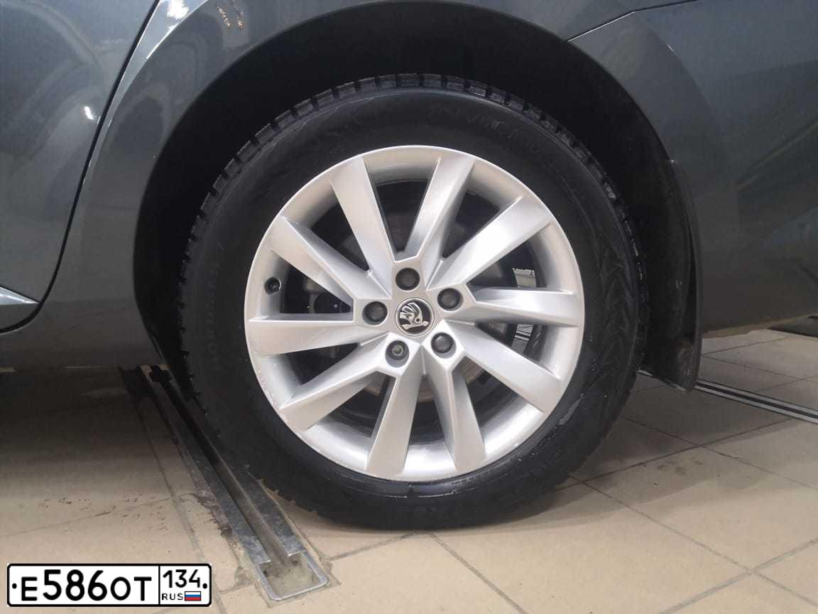 Фото автомобиля SKODA SUPERB, 2018 — госномер Е586ОТ134. Цвет: Серый