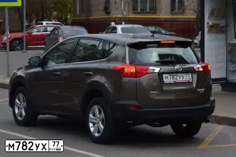 Фото автомобиля TOYOTA RAV4, 2013 — госномер М782УХ77. Цвет: КОРИЧНЕВЫЙ