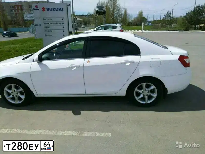 Фото автомобиля GEELY EMGRAND, 2013 — госномер Т280ЕУ64. Цвет: Белый