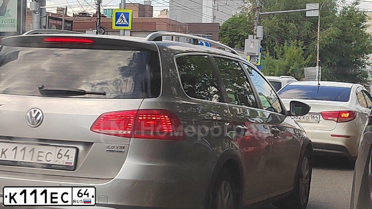 Фото автомобиля VOLKSWAGEN TIGUAN, 2012 — госномер Х889УУ64. Цвет: БЕЛЫЙ