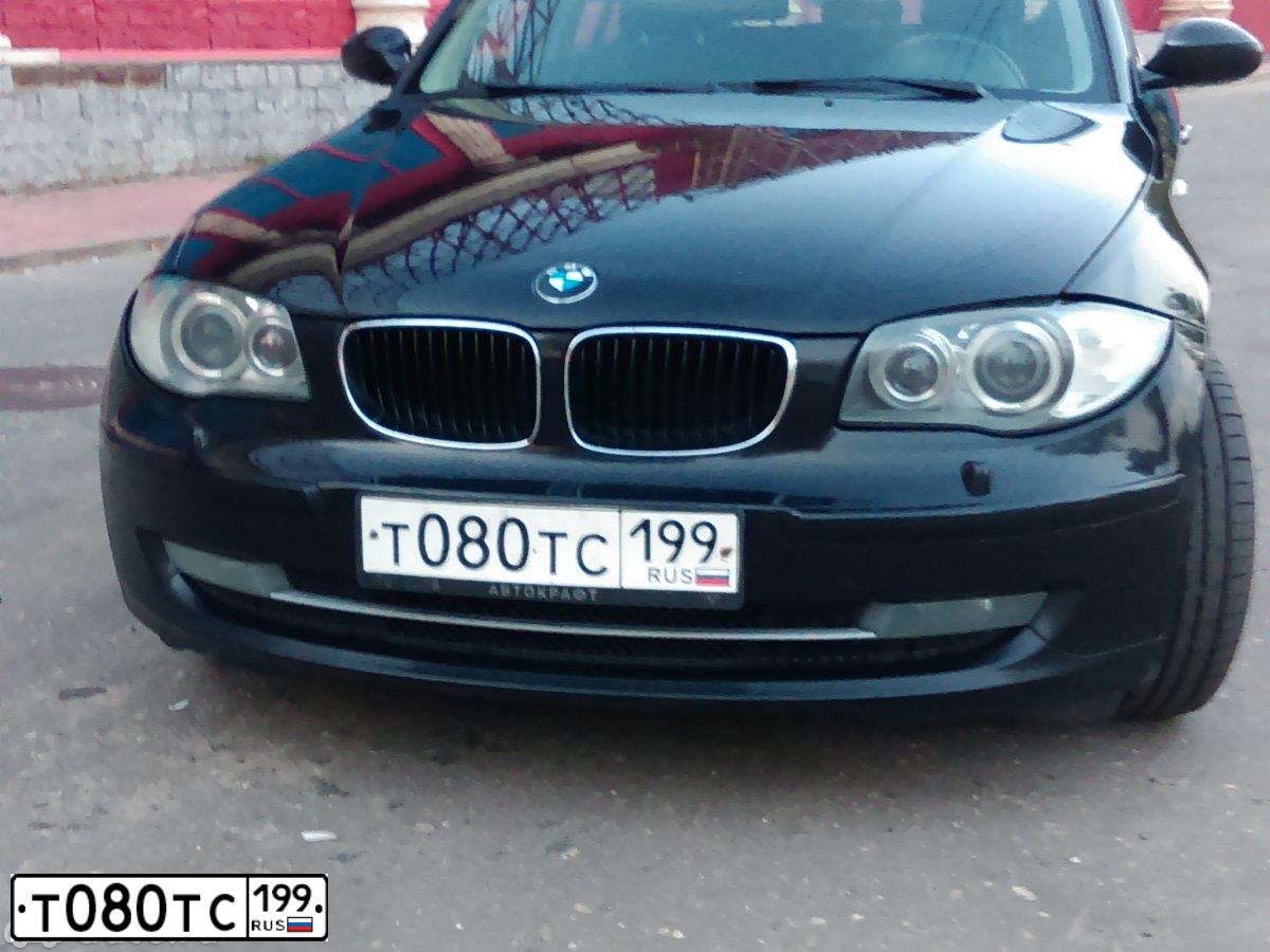Фото автомобиля BMW SERIE 1, 2007 — госномер Т080ТС199. Цвет: ЧЕРНЫЙ