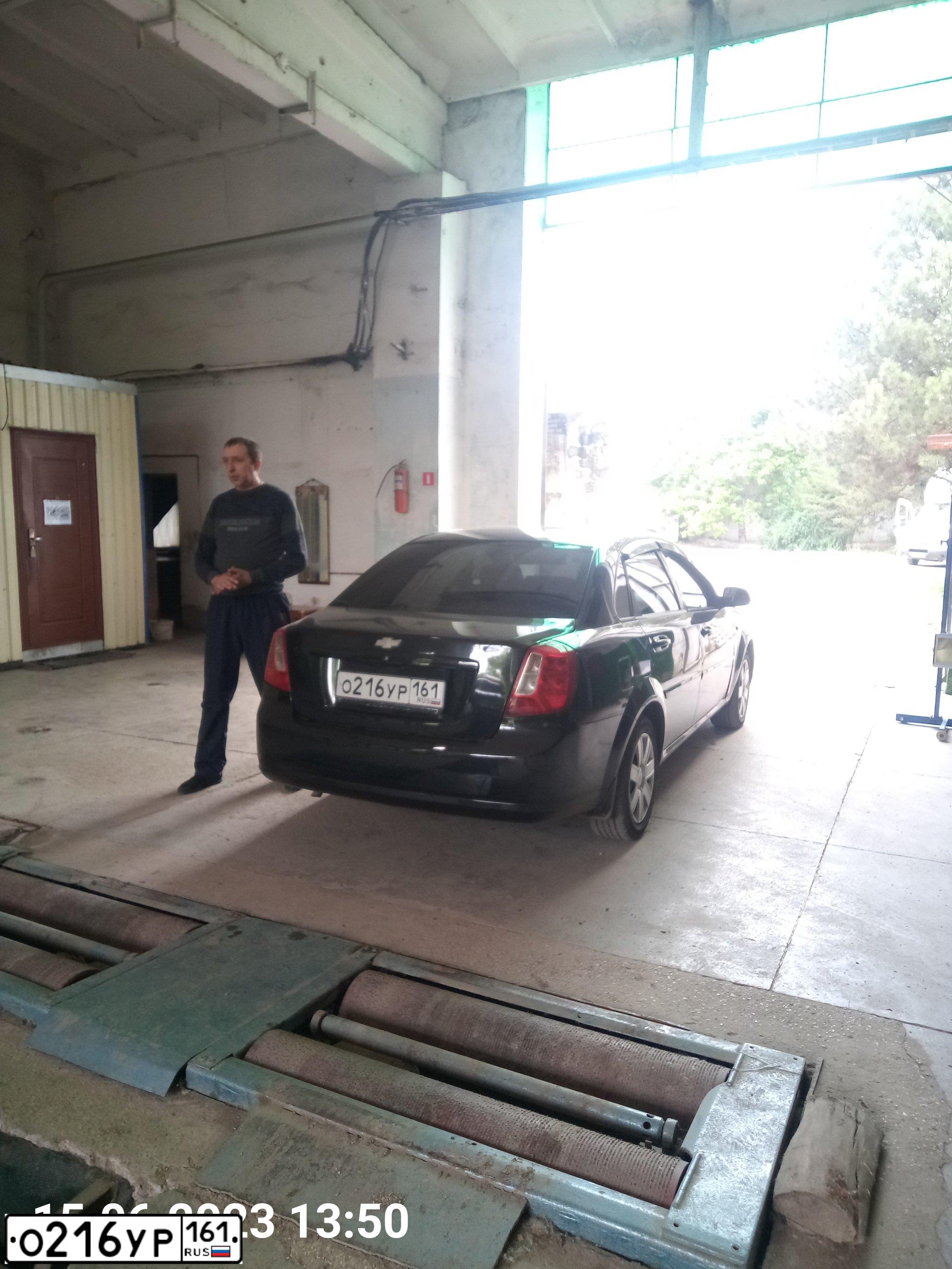 Фото автомобиля CHEVROLET LACETTI, 2007 — госномер В392АЕ184. Цвет: ЧЕРНЫЙ