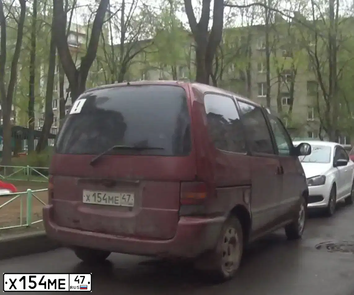 Фото автомобиля NISSAN SERENA, 1996 — госномер Х154МЕ47. Цвет: ВИШНЕВЫЙ