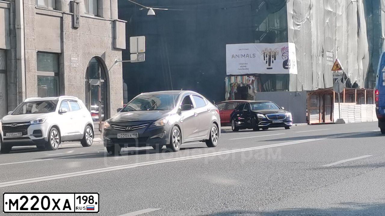Фото автомобиля MERCEDES E-KLASSE, 2008 — госномер М220ХА198. Цвет: СЕРЕБРИСТО-ЖЕЛТЫЙ
