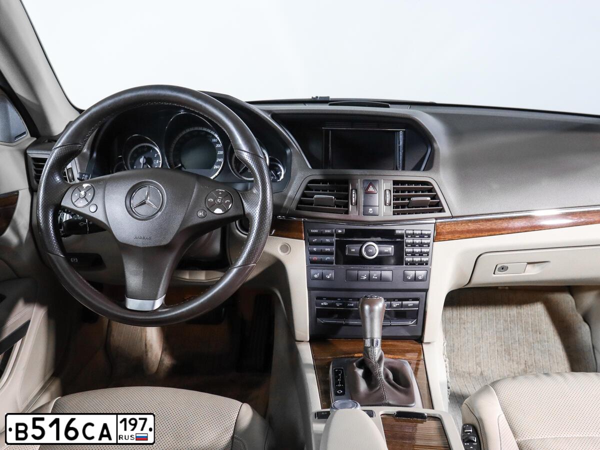 Фото автомобиля МЕРСЕДЕС-БЕНЦ Е 350, 2009 — госномер Р230ТХ797. Цвет: голубой