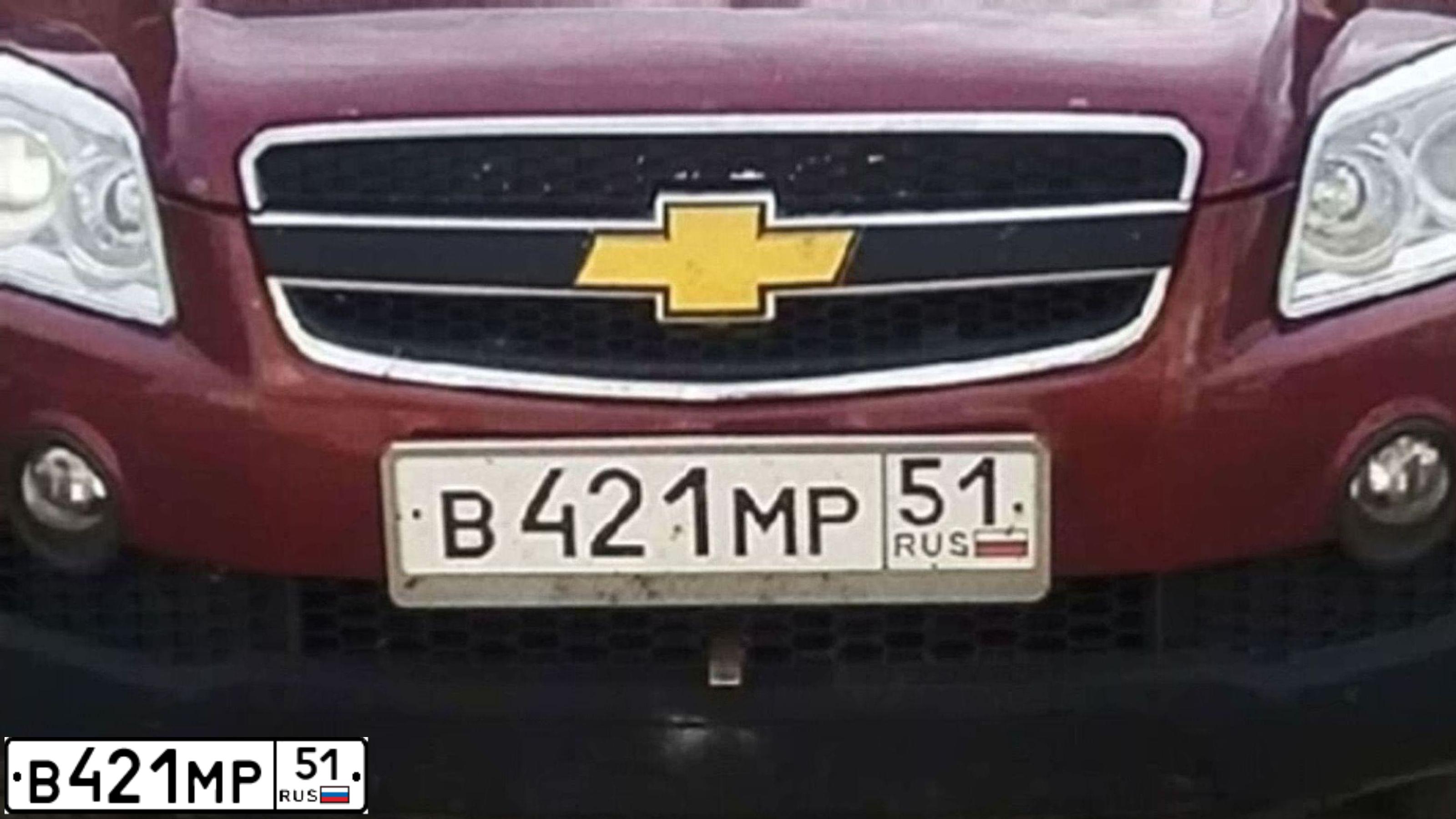Фото автомобиля CHEVROLET CAPTIVA, 2006 — госномер В421МР51. Цвет: Красный