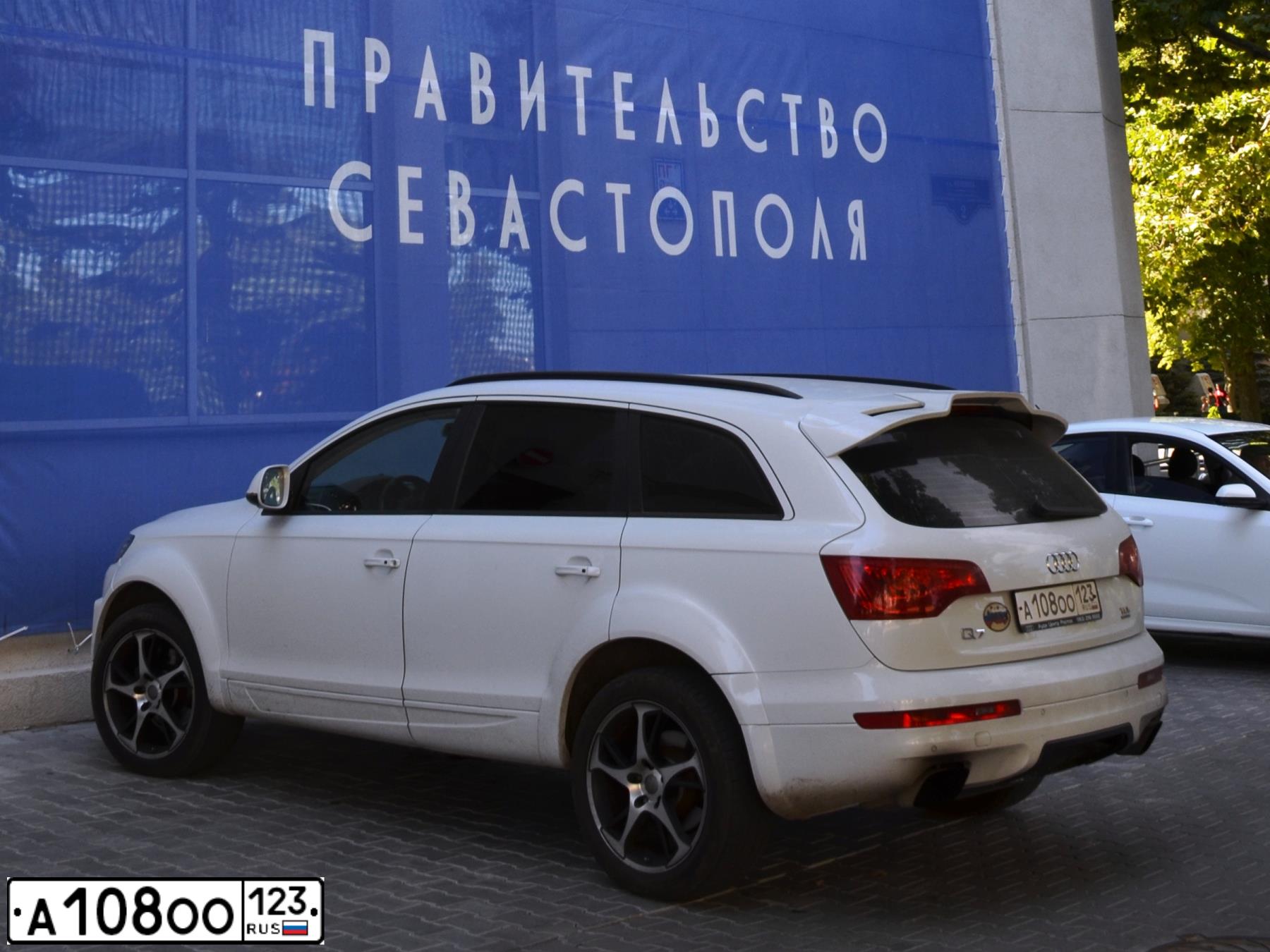 Фото автомобиля AUDI Q7, 2014 — госномер А108ОО123. Цвет: Белый