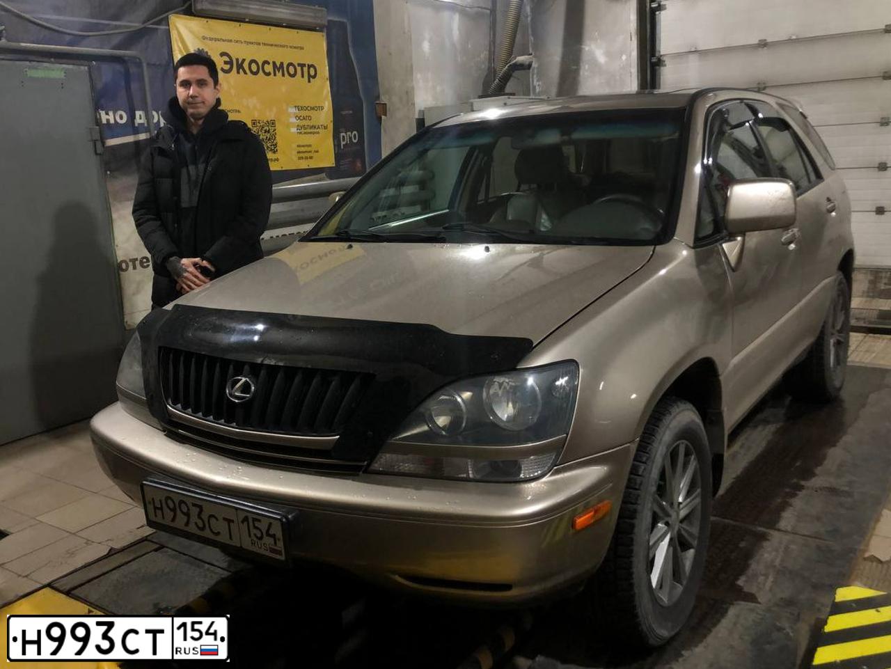 Фото автомобиля LEXUS RX300, 2000 — госномер Р417НЕ154. Цвет: СВЕТЛО-БЕЖЕВЫЙ