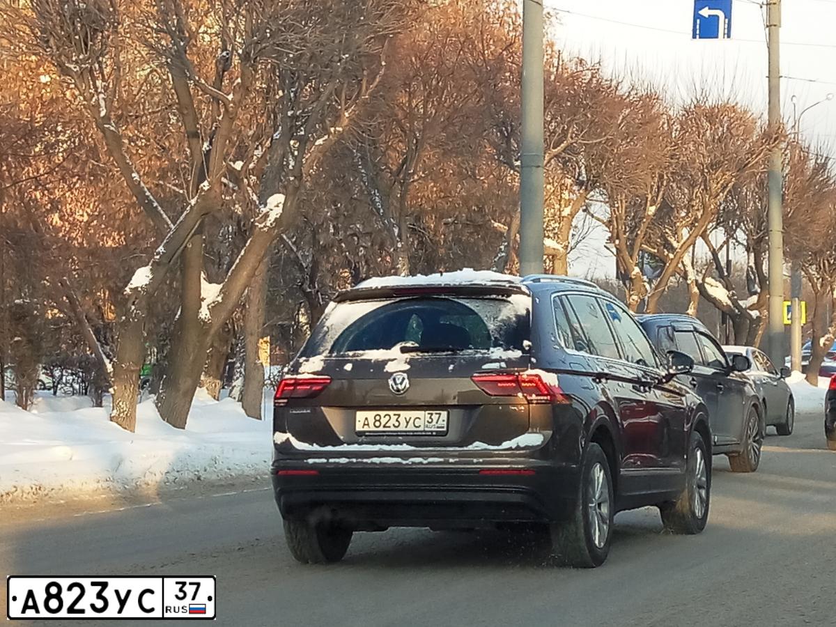 Фото автомобиля VOLKSWAGEN TIGUAN, 2017 — госномер А823УС37. Цвет: КОРИЧНЕВЫЙ