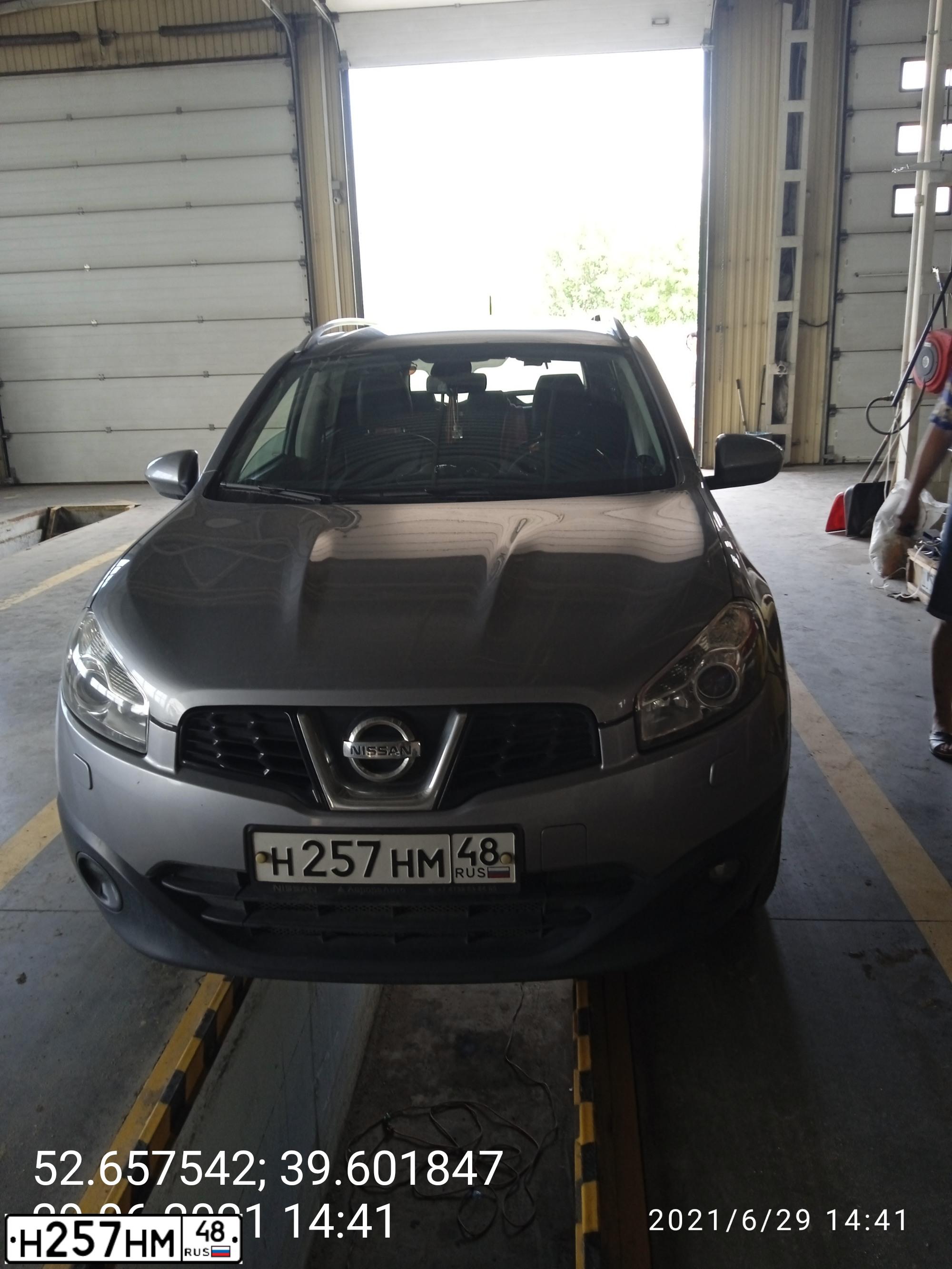 Фото автомобиля NISSAN QASHQAI, 2011 — госномер Н257НМ48. Цвет: Серый