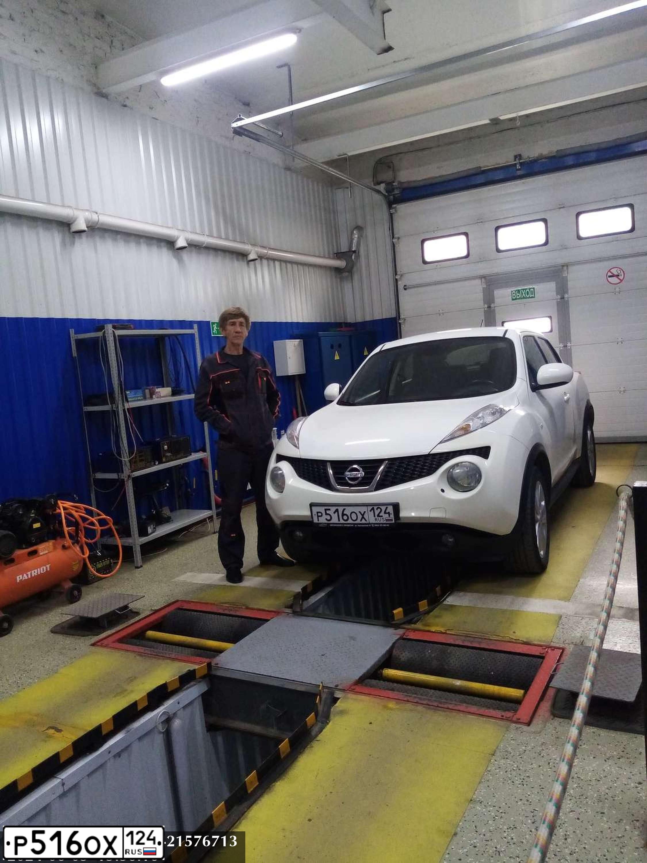 Фото автомобиля NISSAN JUKE, 2012 — госномер Р407МВ19. Цвет: Белый