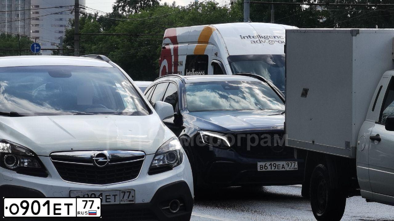 Фото автомобиля OPEL MOKKA, 2013 — госномер О223УР790. Цвет: Белый