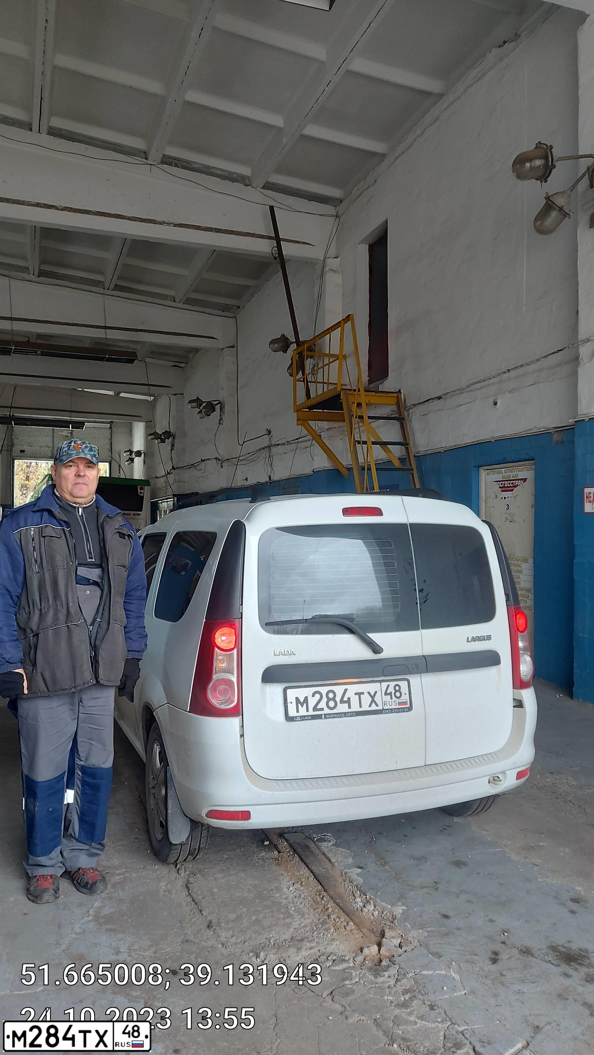 Фото автомобиля LADA LARGUS, 2016 — госномер М284ТХ48. Цвет: Белый