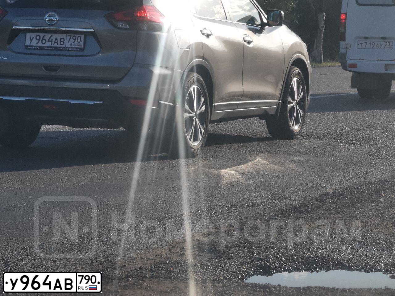 Фото автомобиля NISSAN X-TRAIL, 2019 — госномер Т035ХР76. Цвет: Серый