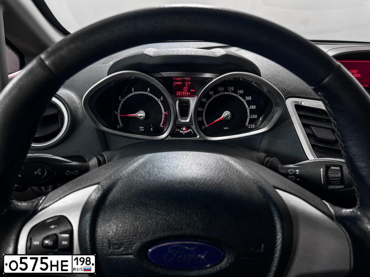 Фото автомобиля FORD FIESTA / ASPIRE, 2008 — госномер О575НЕ198. Цвет: СЕРО-ГОЛУБОЙ