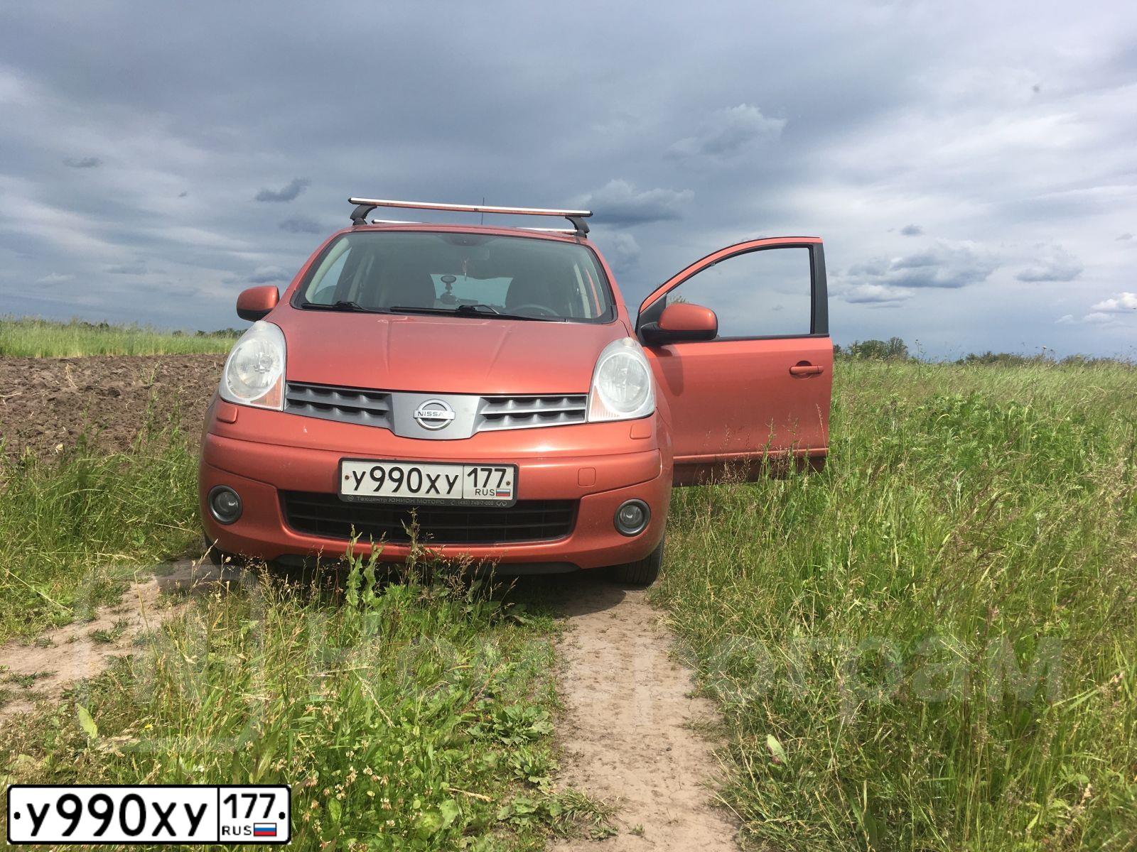 Фото автомобиля NISSAN NOTE, 2007 — госномер М852НЕ799. Цвет: ОРАНЖЕВЫЙ