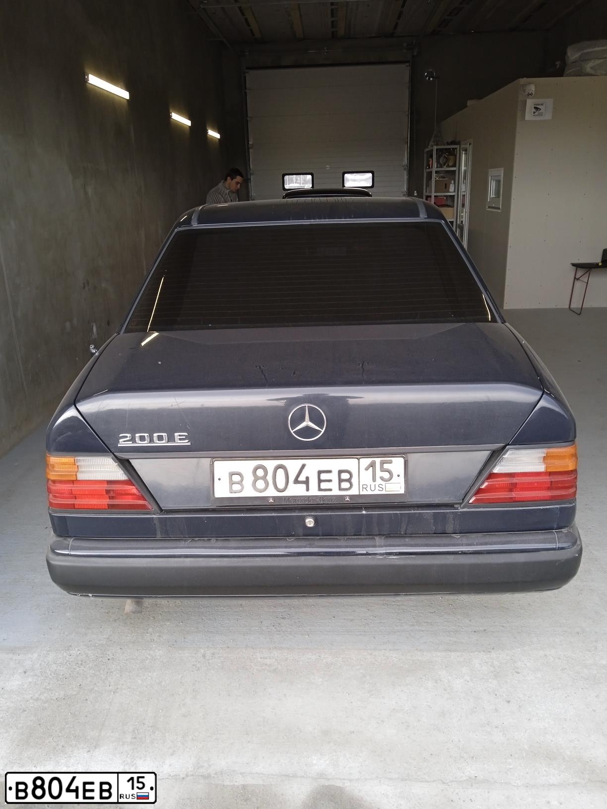 Фото автомобиля MERCEDES E-KLASSE, 1989 — госномер В804ЕВ15. Цвет: Темно-синий
