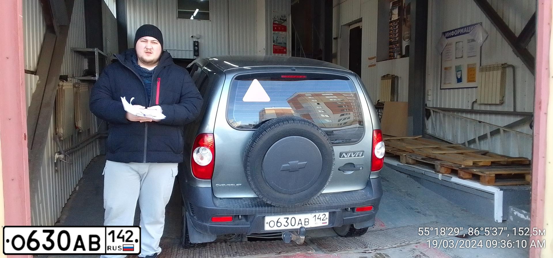 Фото автомобиля CHEVROLET NIVA, 2011 — госномер Е730АО550. Цвет: Темно-серый металлик