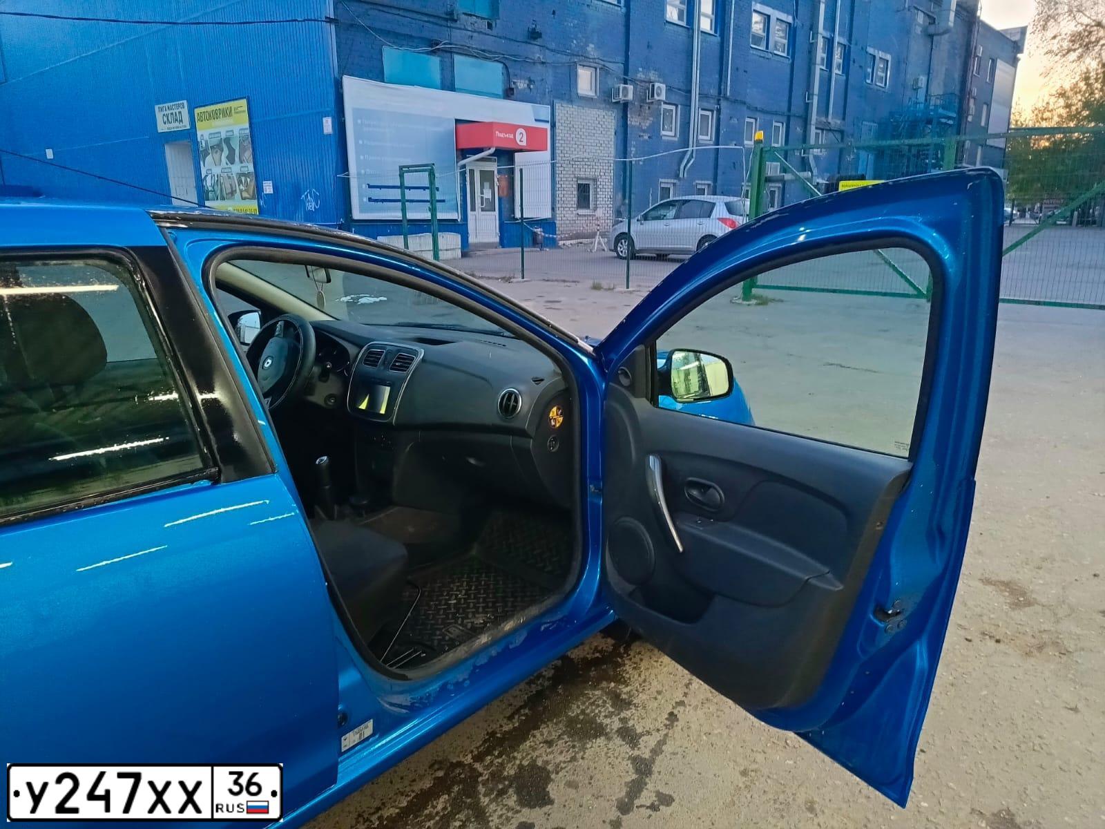 Фото автомобиля RENAULT SANDERO, 2014 — госномер О358НК136. Цвет: СВЕТЛО-СИНИЙ