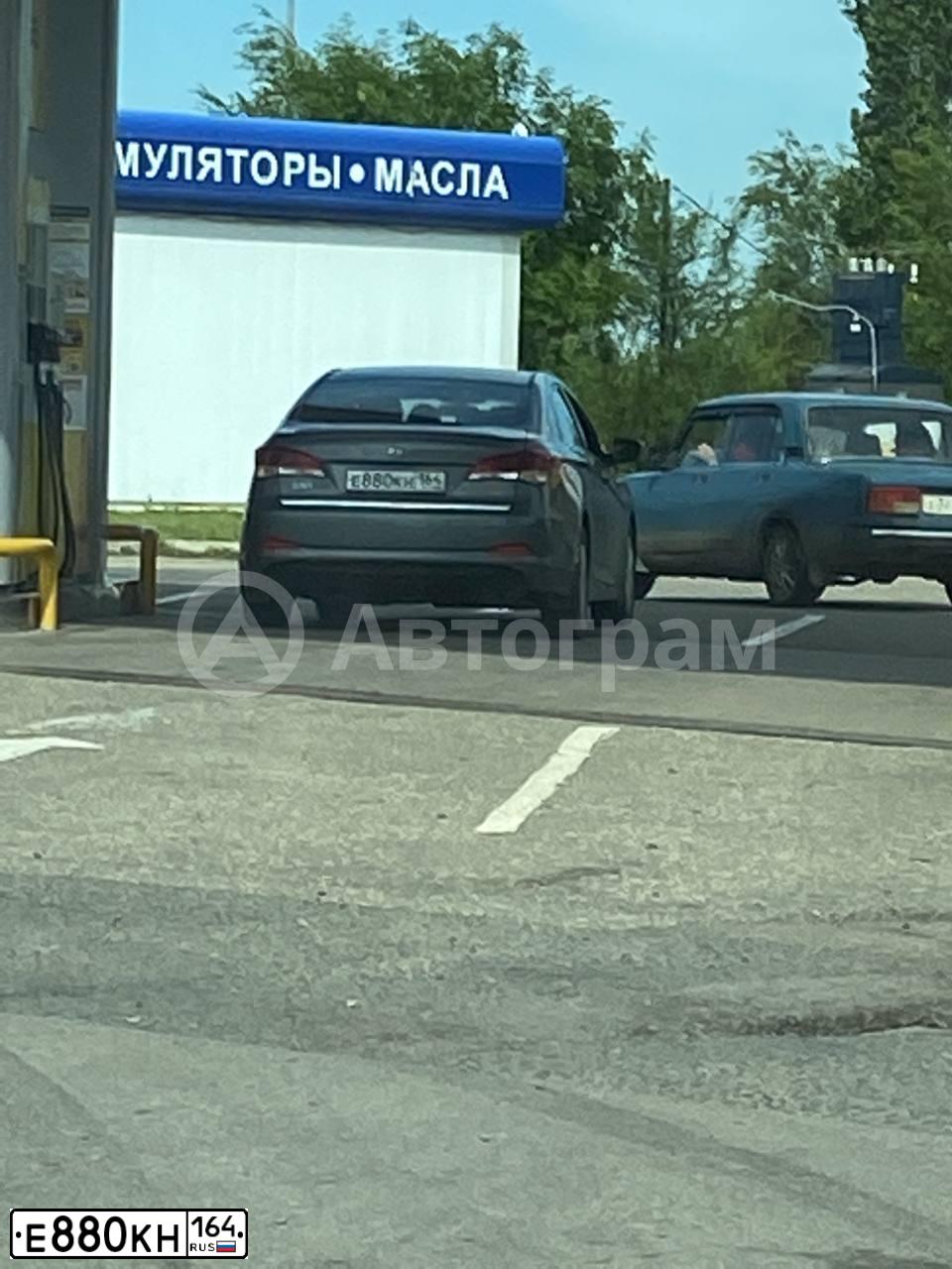 Фото автомобиля HYUNDAI I40, 2015 — госномер Е880КН164. Цвет: СЕРЫЙ