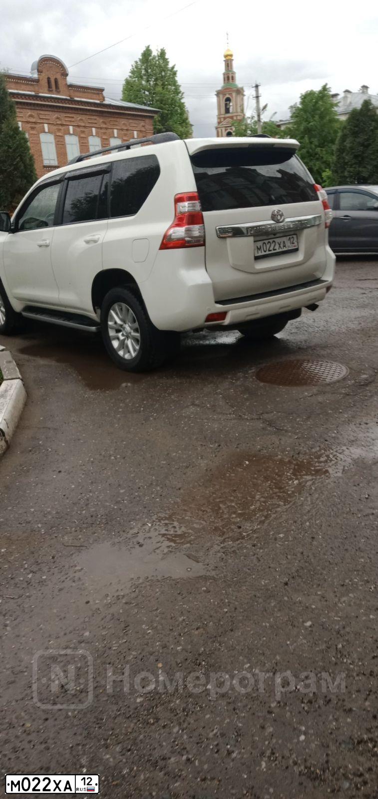 Фото автомобиля TOYOTA LANDCRUISER, 2015 — госномер М022ХА12. Цвет: БЕЛЫЙ ПЕРЛАМУТР