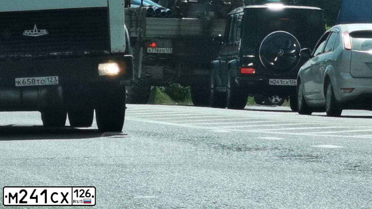 Фото автомобиля MERCEDES G-KLASSE, 2001 — госномер М241СХ126. Цвет: Темно-синий
