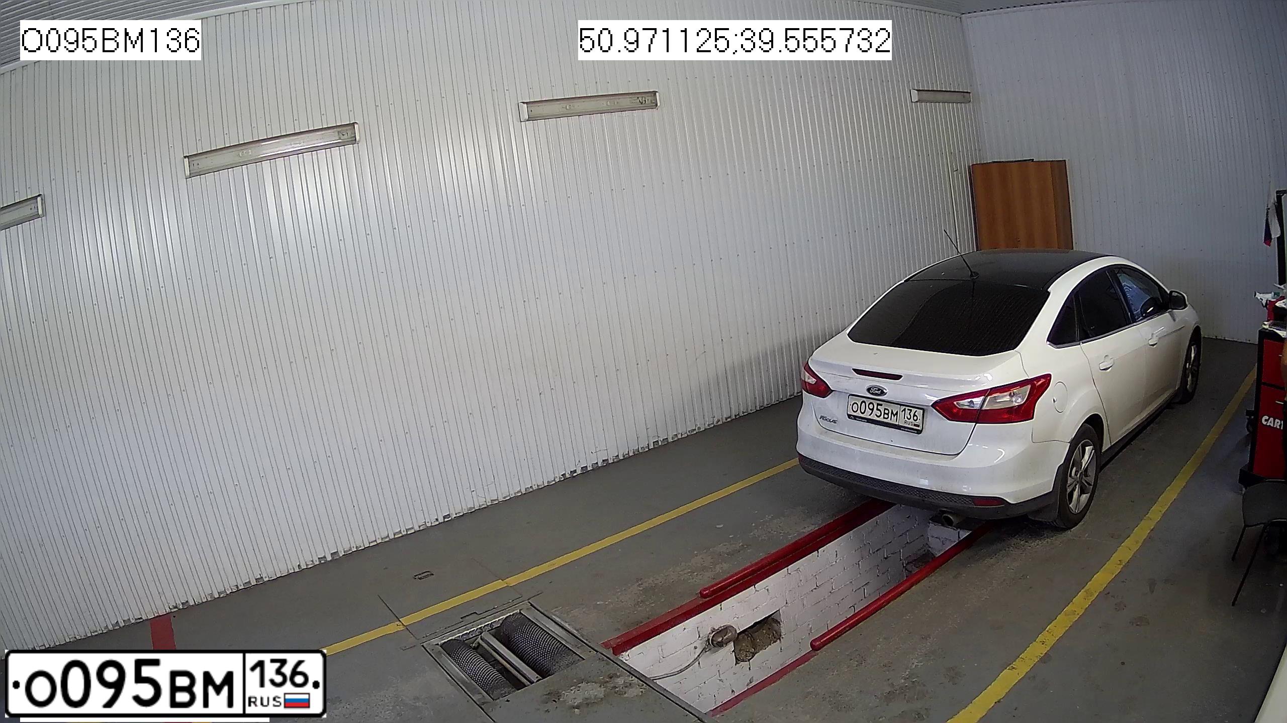Фото автомобиля FORD FOCUS, 2012 — госномер О095ВМ136. Цвет: Белый