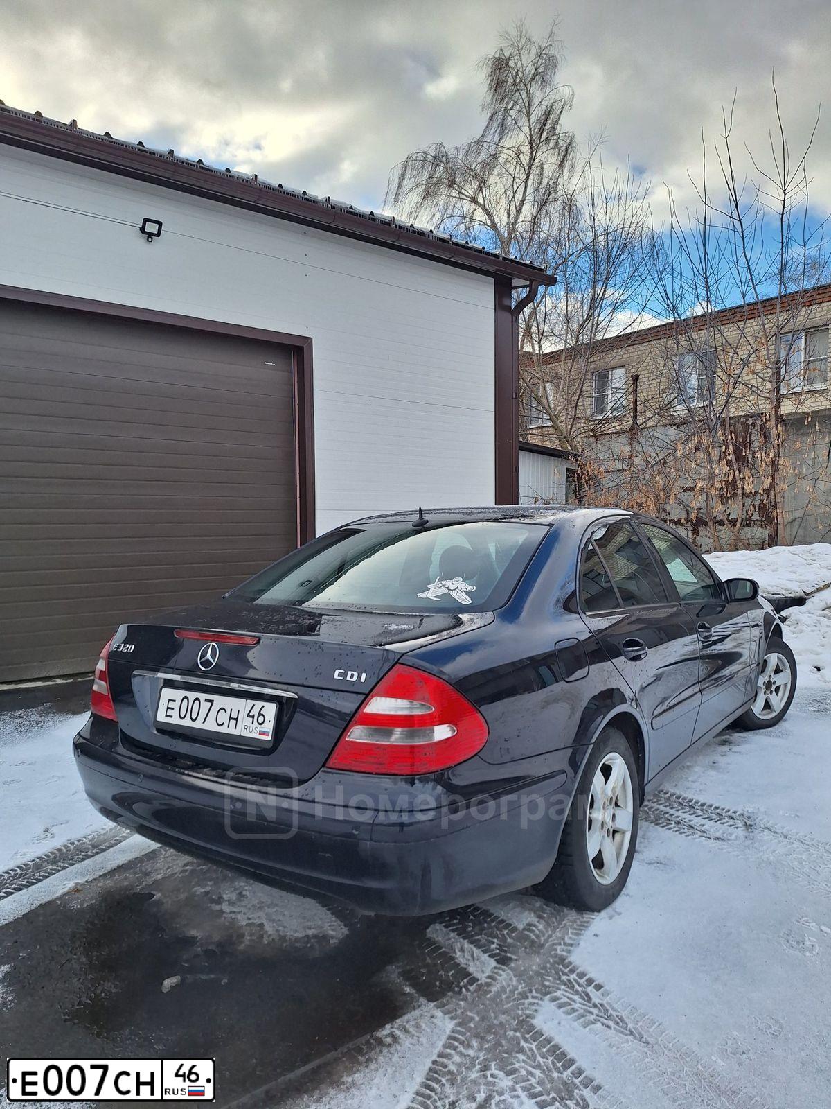 Фото автомобиля MERCEDES E-KLASSE, 2004 — госномер Е007СН46. Цвет: СИНИЙ