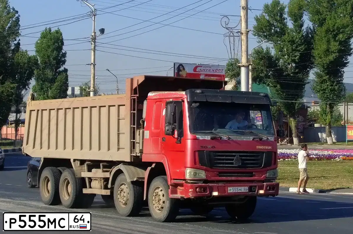 Фото автомобиля HOWO ZZ 3267, 2007 — госномер Е403МС164. Цвет: Красный