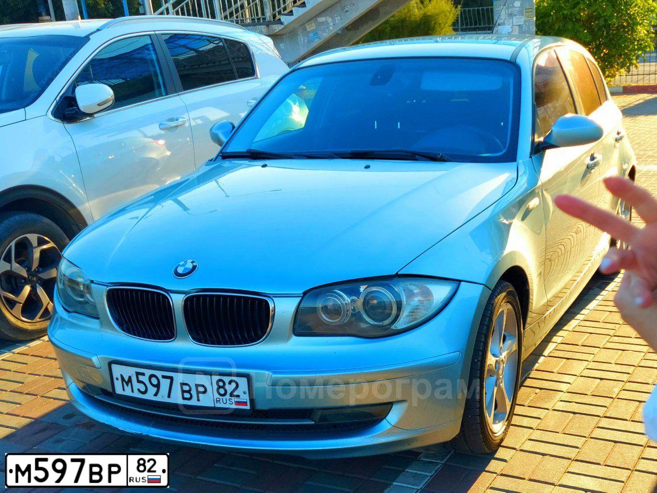 Фото автомобиля BMW SERIE 1, 2008 — госномер М597ВР82. Цвет: СЕРО-ГОЛУБОЙ