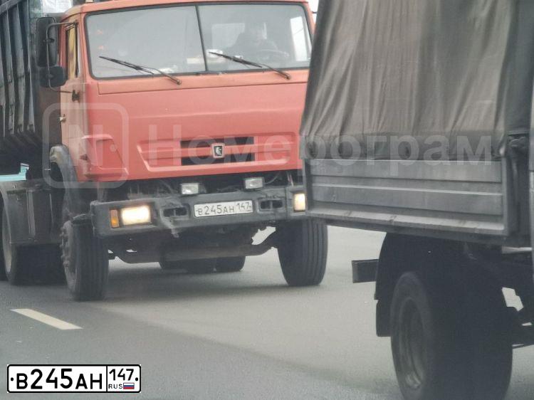 Фото автомобиля KAMAZ 53215 /6X4/, 2006 — госномер М136ХТ198. Цвет: Оранжевый