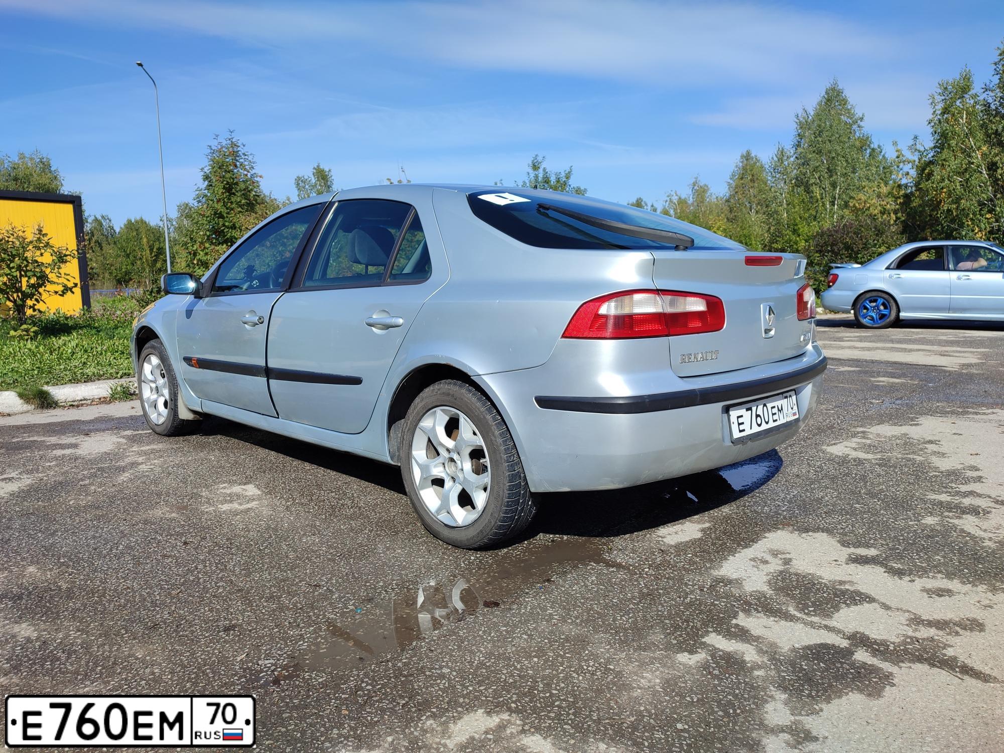 Фото автомобиля RENAULT LAGUNA, 2002 — госномер Е760ЕМ70. Цвет: СВЕТЛО СЕРЫЙ
