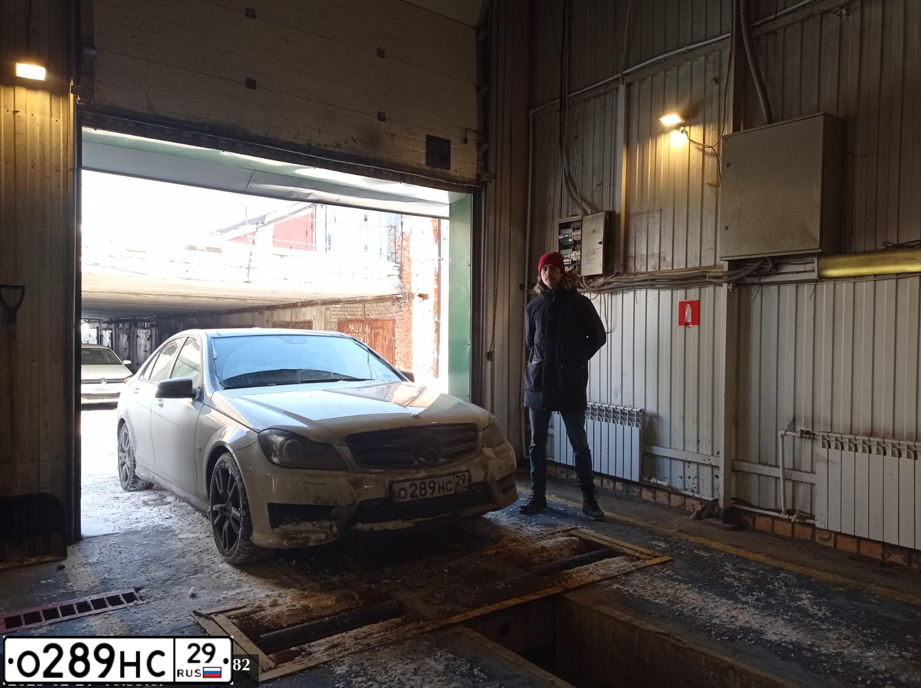 Фото автомобиля MERCEDES-BENZ C200, 2012 — госномер Е426СА89. Цвет: Белый