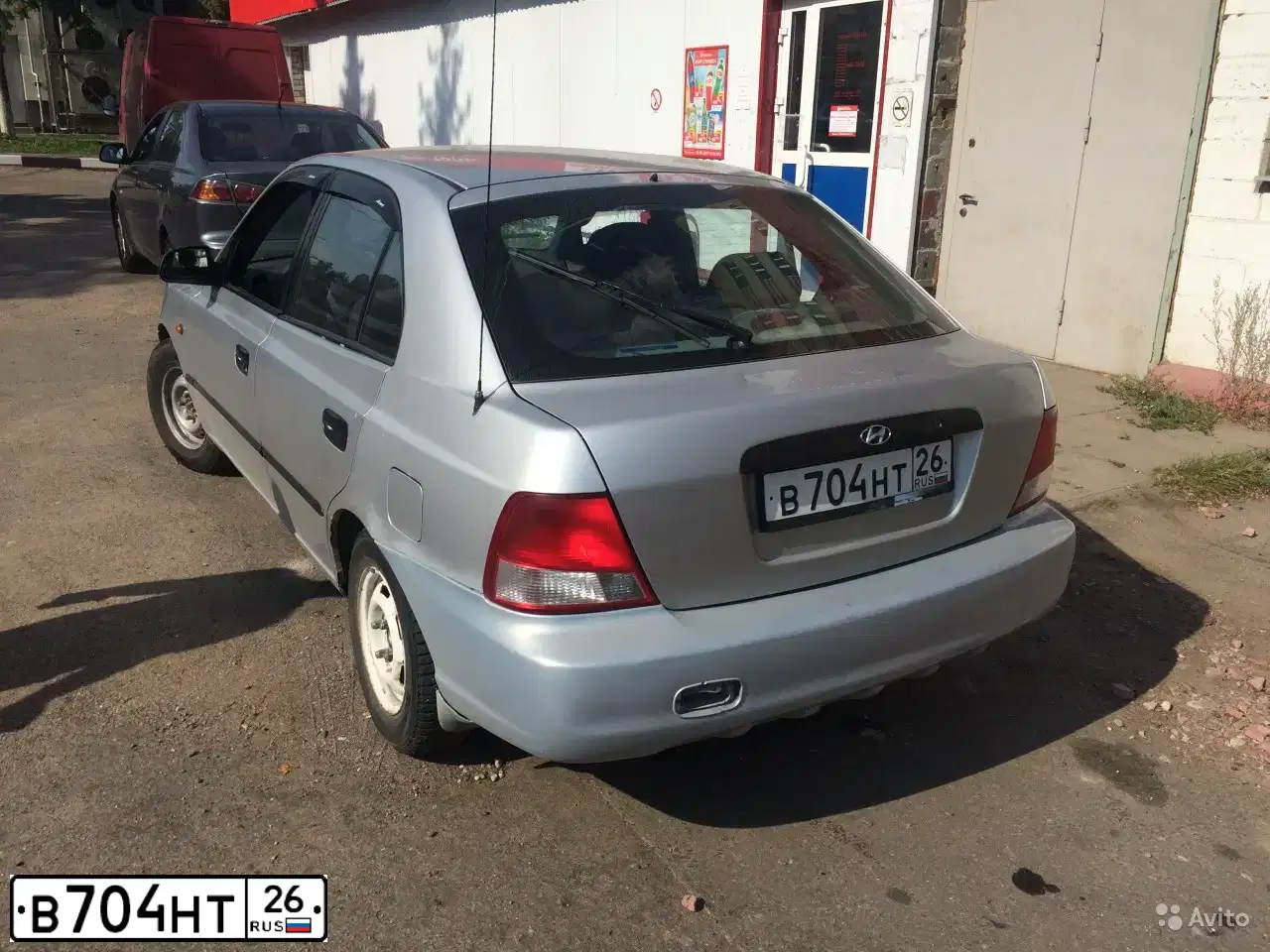 Фото автомобиля HYUNDAI ACCENT, 2001 — госномер В526АМ799. Цвет: серебристый