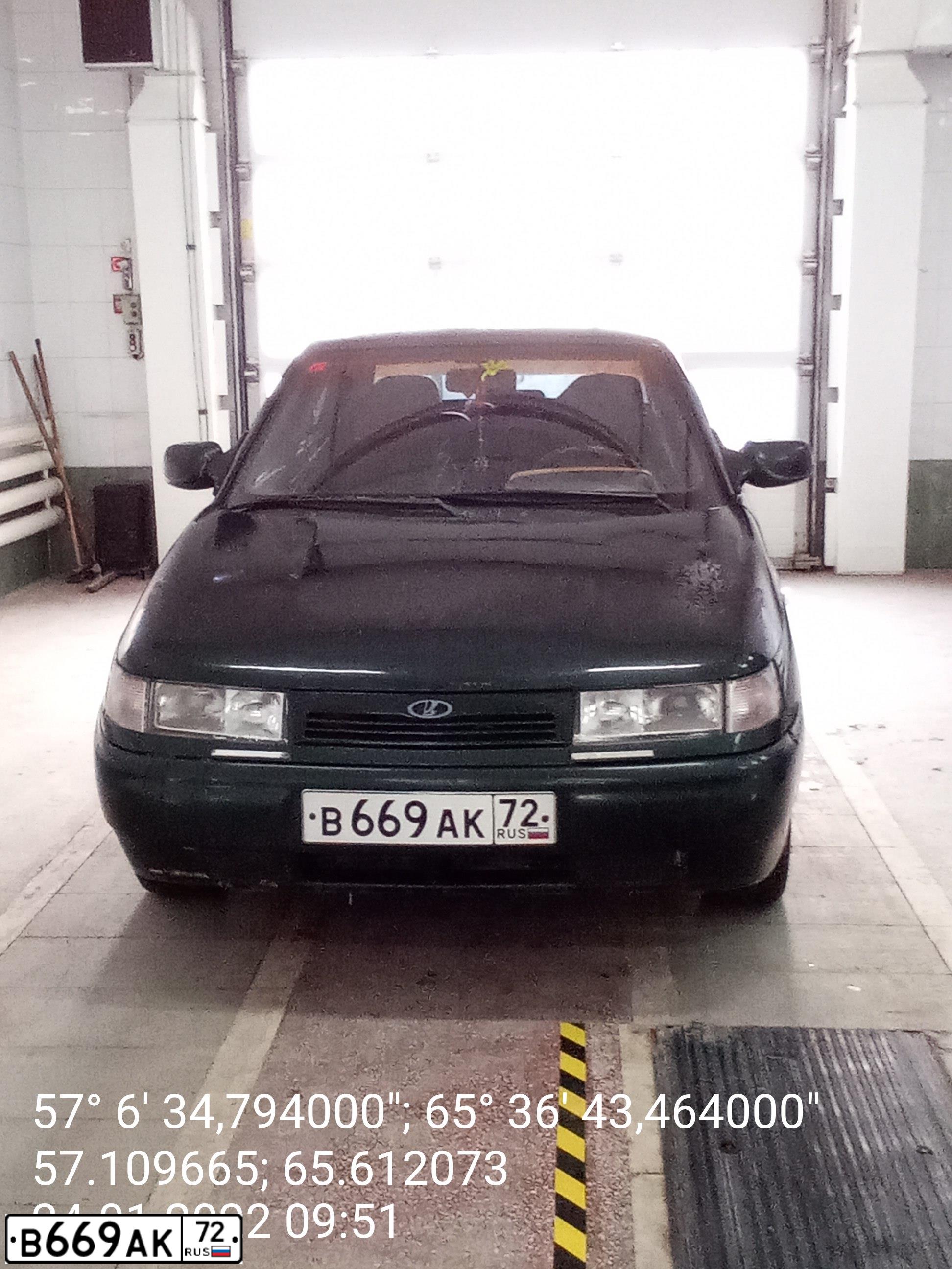Фото автомобиля LADA 2110 LADA, 2003 — госномер С690РЕ89. Цвет: Темно-зеленый