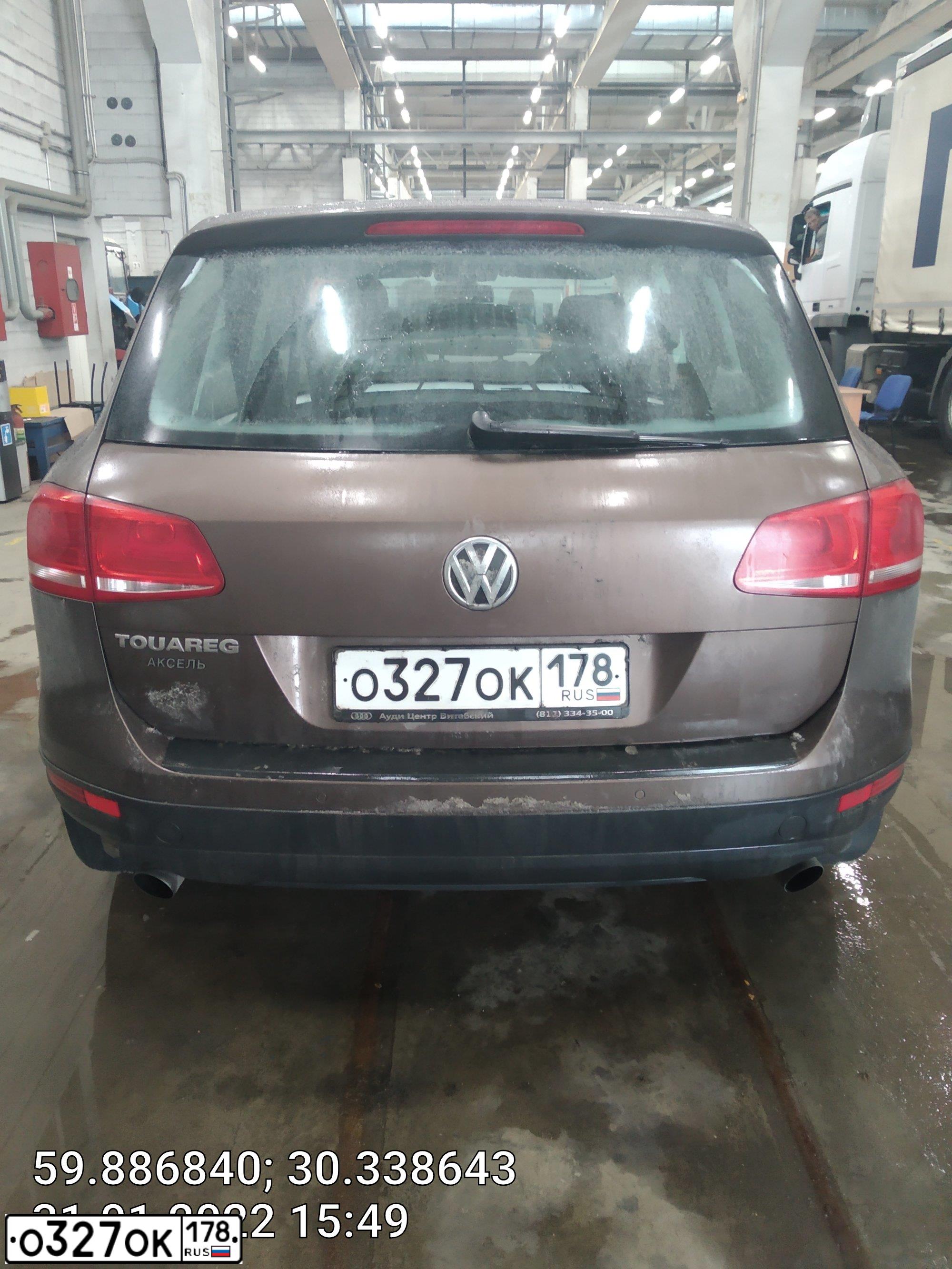 Фото автомобиля VOLKSWAGEN TOUAREG, 2012 — госномер В521УО147. Цвет: Коричневый