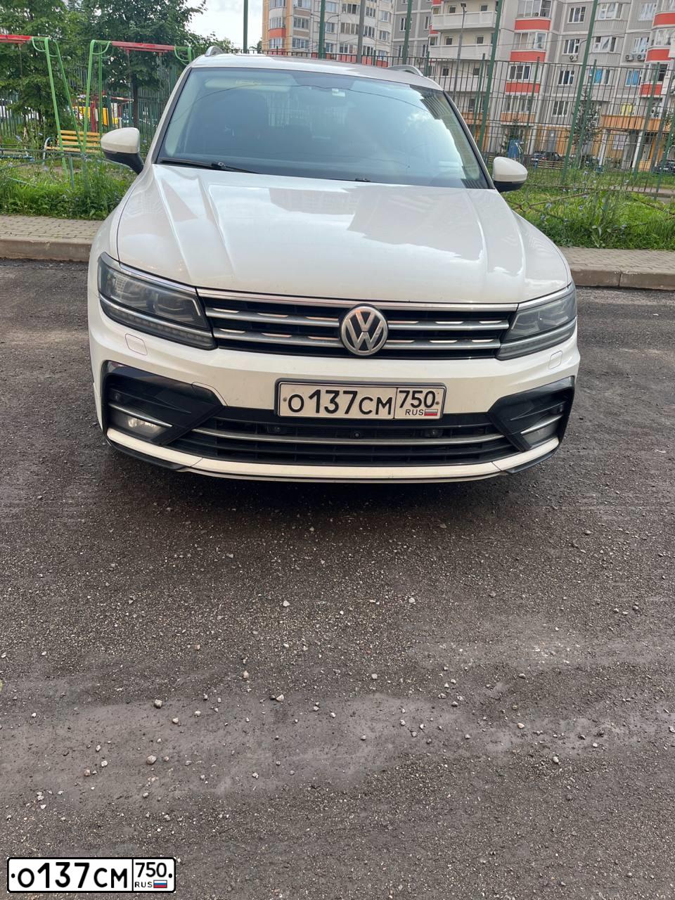 Фото автомобиля VOLKSWAGEN TIGUAN, 2018 — госномер О137СМ750. Цвет: БЕЛЫЙ