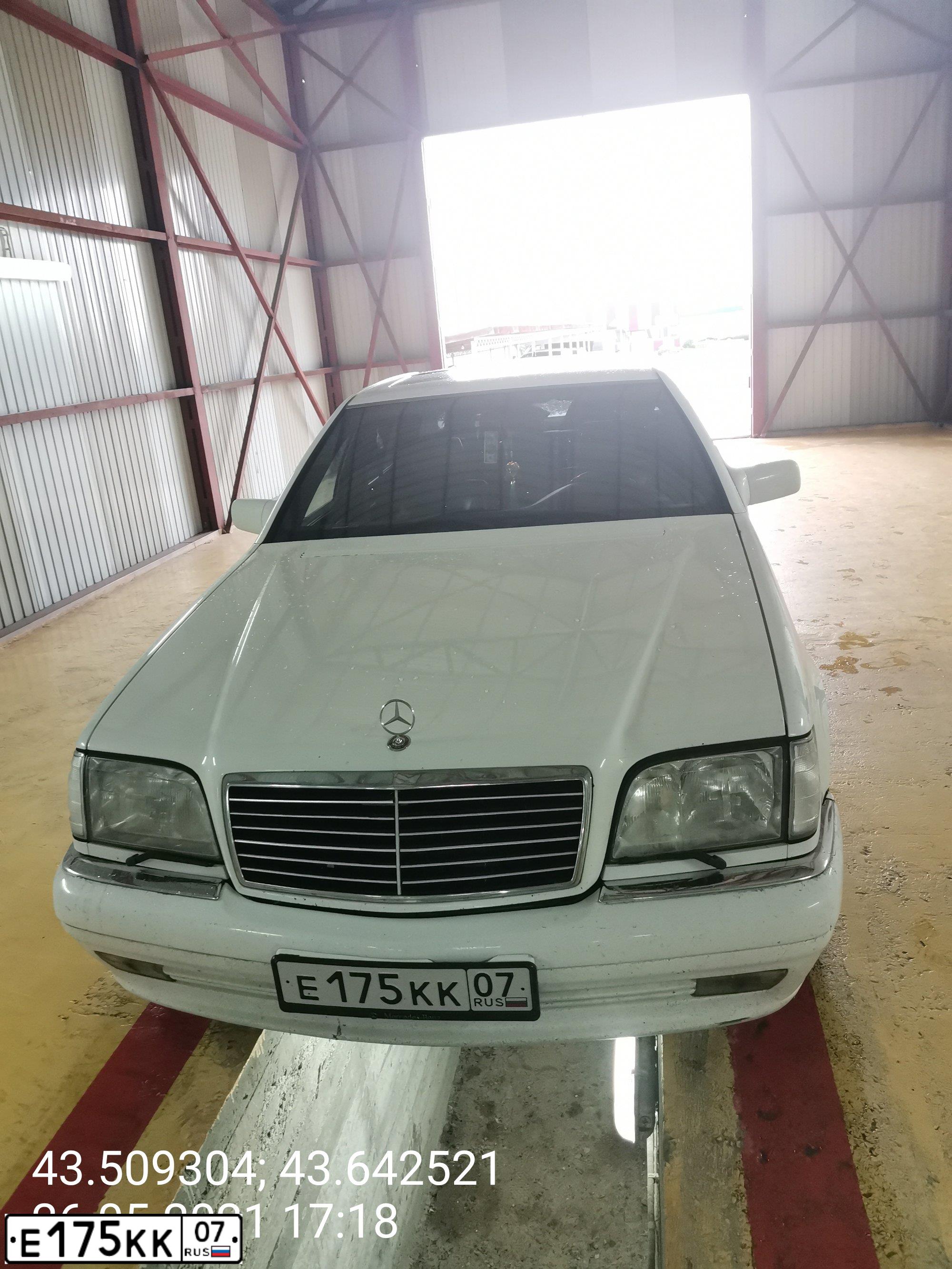 Фото автомобиля MERCEDES S-KLASSE, 1995 — госномер К977ОЕ99. Цвет: Белый