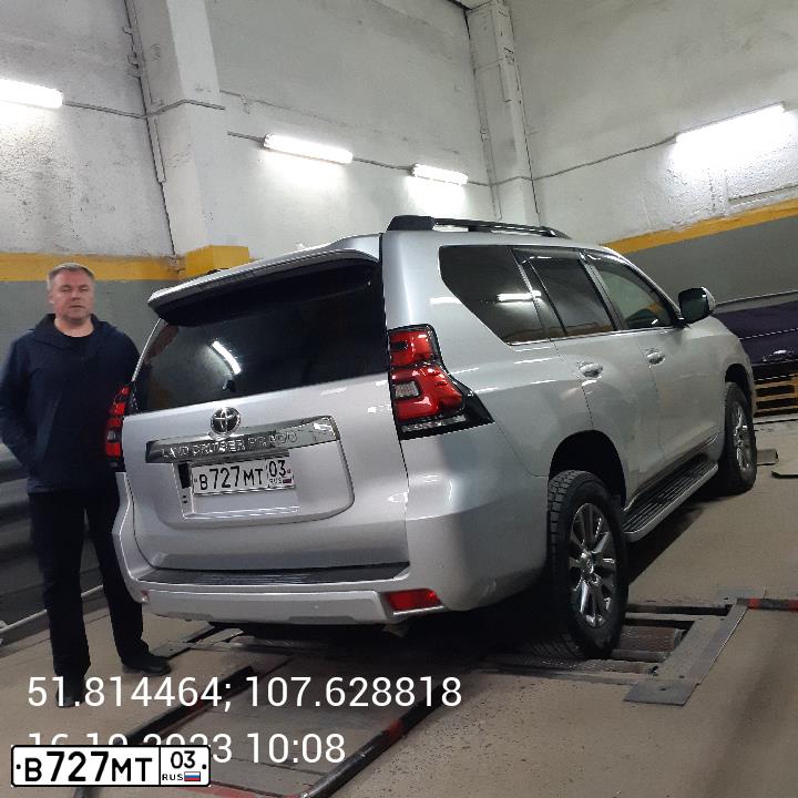 Фото автомобиля TOYOTA LANDCRUISER, 2018 — госномер Х488КХ03. Цвет: Серебристый